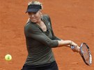 SOUSTEDNÍ. Maria arapovová pi úderu v osmifinálovém utkání Roland Garros