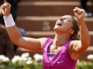 ANO! Sarra Erraniová slaví postup do semifinále Roland Garros.