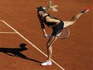 SERVIS. Maria arapovová na podání v semifinále Roland Garros proti Pete...