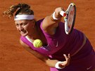 SERVIS. Petra Kvitová podává v semifinále Roland Garros.
