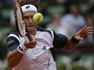 SNAHA. David Ferrer bojuje v semifinále Roland Garros.