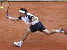 KOUSÍEK. David Ferrer dobíhá míek v semifinále Roland Garros.