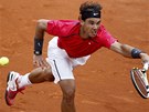 NATÁHNU SE. Rafael Nadal v prbhu semifinále Roland Garros.
