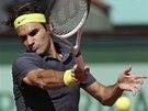 SNAHA. Roger Federer bojuje v semifinále Roland Garros proti Novaku Djokoviovi.