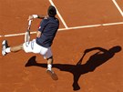 NOVAK A JEHO STÍN. Srbský tenista Novak Djokovi a jeho stín v semifinále
