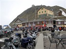 Passo Stelvio je místem, kde se mísí motorkái s cyklisty