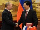 Ruský prezident Vladimir Putin (vlevo) a ínský prezident Chu in-tchao si v...