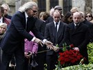 Hudebník Barry Gibb pokládá ri na hrob pi pohbu zesnulého bratra Robina.