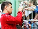 PODPIS PES PLOT. Fotbalový útoník Milan Baro se podepisuje fanoukm, kteí...