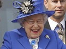 Královna Albta II. nezapomíná ani na doplky, elegantní átek a klobouek...