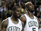 Brandon Bass (vlevo) a Kevin Garnett z Bostonu Celtics.