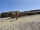eská i afghánská jednotka zdraví delegaci ministra obrany (28. kvtna 2012)
