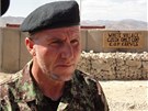 Velitel afghánského kandaku, který je trénován eským OMLT (28. kvtnu 2012)