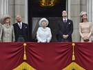 Odpoledne jet královna z balkonu paláce pozdravila poddané (5. ervna 2012)