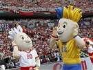 MASKOTI. Slávek a Slavko ped zahájením Eura 2012 na Národním stadionu ve...