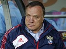 PED ZÁPASEM. Nizozemský trenér ruských fotbalist Dick Advocaat ped duelem s