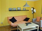 Obývací pokoj je doplnný ernou barvou. 
