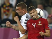 M ZA ZDY. Miguel Veloso (vpravo) z Portugalska a Nmec Lukas Podolski jdou