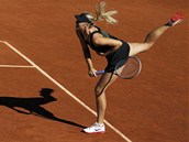 SERVIS. Maria arapovov na podn v semifinle Roland Garros proti Pete...