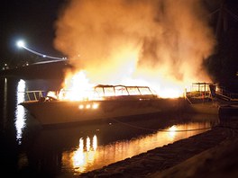 Na Vranovské přehradě v noci hořela loď Dyje. Oheň ji zcela zničil, škoda je...