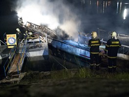 Na Vranovské přehradě v noci hořela loď Dyje. Oheň ji zcela zničil, škoda je...