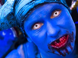Modrý karibský ábel na tradiním berlínském Karnevalu kultur. Tém pt tisíc...