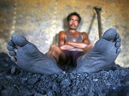 Dlník z indického státu Dammú na chvíli odloil pi vykládání uhlí z vlaku...