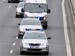 Kolona policejních aut s Davidem Rathem projídí po praském most...