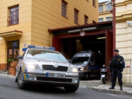 Policejní dodávka s Davidem Rathem vyjídí z vrat vazební vznice v...