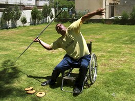 Píprava na paralympiádu. Paralyzovaný palestinský atlet Chámis Zakút trénuje...