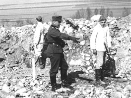 V týdnech po vyvradní a vypálení vesnice nacisté pracovali na tom, aby její...