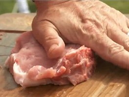 Podle poteby srovnejte maso dlan na rovnomrnou vku. 