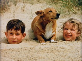 Princ Charles a princezna Anna na plái v roce 1957