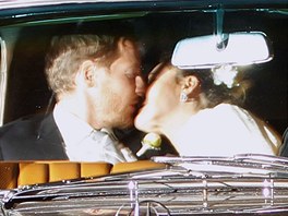 Drew Barrymore s manželem při odjezdu ze svatby