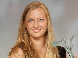 S CENNOU TROFEJÍ. Petra Kvitová pózuje s trofejí pro Tenistku roku 2011.