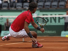 panlský tenista Rafael Nadal v semifinálovém duelu Roland Garros s krajanem...