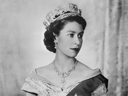 Královna Alžběta II. na oficiálním portrétu z roku 1952
