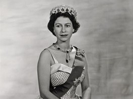 Královna Alžběta II. na oficiálním portrétu z roku 1957 