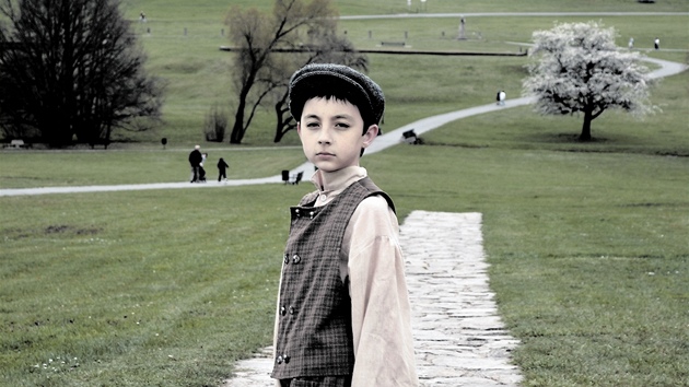 Film "105" vypráví o osudech d�tí z Lidic. V dokumentu se objevují hrané scény,