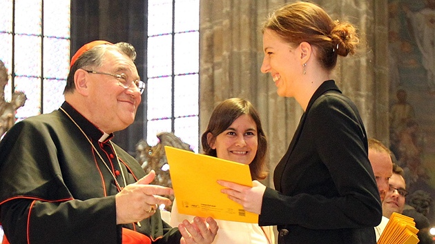 Kardinál Dominik Duka pedává vysvdení studentce v Chrámu svatého Víta.
