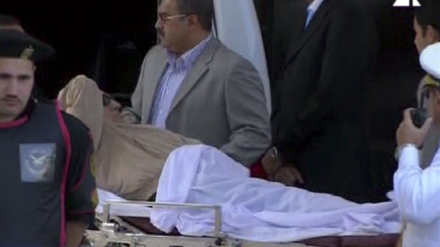 Husn Mubarak na cest od soudu do vznice. (2. ervna 2012)