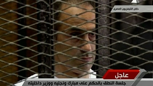 Mubarakv syn Daml naslouch vynen verdiktu. Soud ho zprostil viny. (2. ervna 2012)