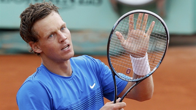 DÍKY. eský tenista Tomá Berdych tleská o svou raketu fanoukm, kteí ho