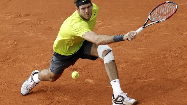 Argentinsk tenista Juan Martn Del Potro se sklouzv po antuce v utkn tetho kola Roland Garros.