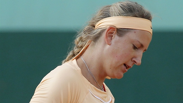 SVTOV JEDNIKA. Blorusk tenistka Viktoria Azarenkov pedvd vtzn gesto v utkn na Roland Garros.