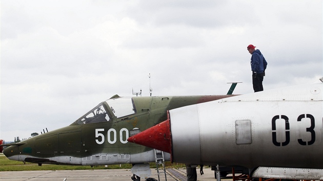 Ti symboly letectv - legendrn sthaka MiG-21, strategick bombardr SU-25 a helikoptra Mi-24 - se v sobotu odsthovaly z Hradce Krlov do Olomouce.