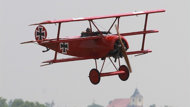 Velkm tahkem Aviatick pouti v Pardubicch byly v minulosti i historick letouny. Na snmku je Fokker DR1