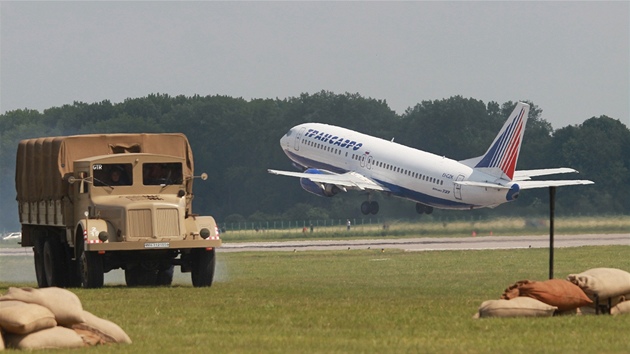 Krom vojenské techniky vidli návtvníci akce i pistání a odlet Boeingu 737...