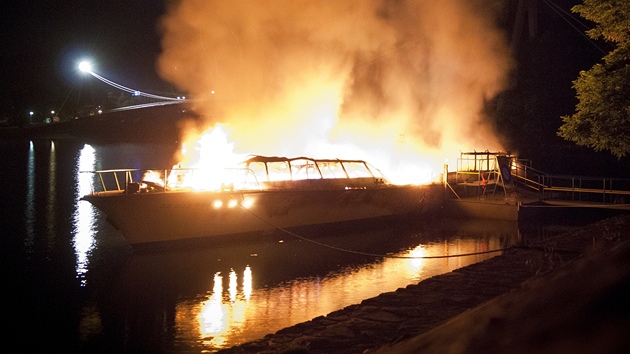 Na Vranovské přehradě v noci hořela loď Dyje. Oheň ji zcela zničil, škoda je asi osm milionů korun. 