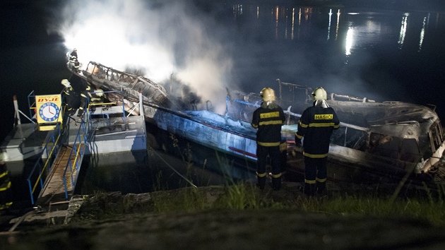 Na Vranovské přehradě v noci hořela loď Dyje. Oheň ji zcela zničil, škoda je asi osm milionů korun. 